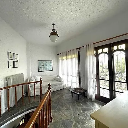 Spacious Maisonette On The 