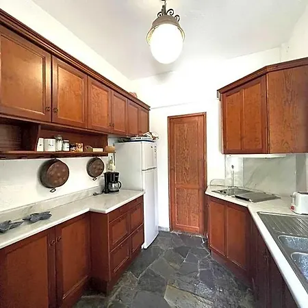Szálloda Spacious Maisonette On The 