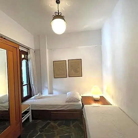 Szálloda Spacious Maisonette On The 
